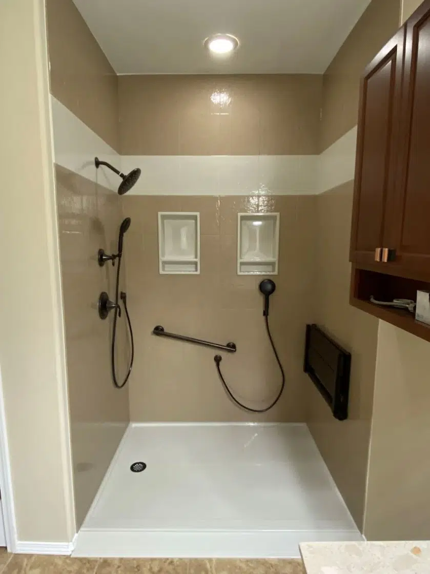 Modern Onyx shower — glass door