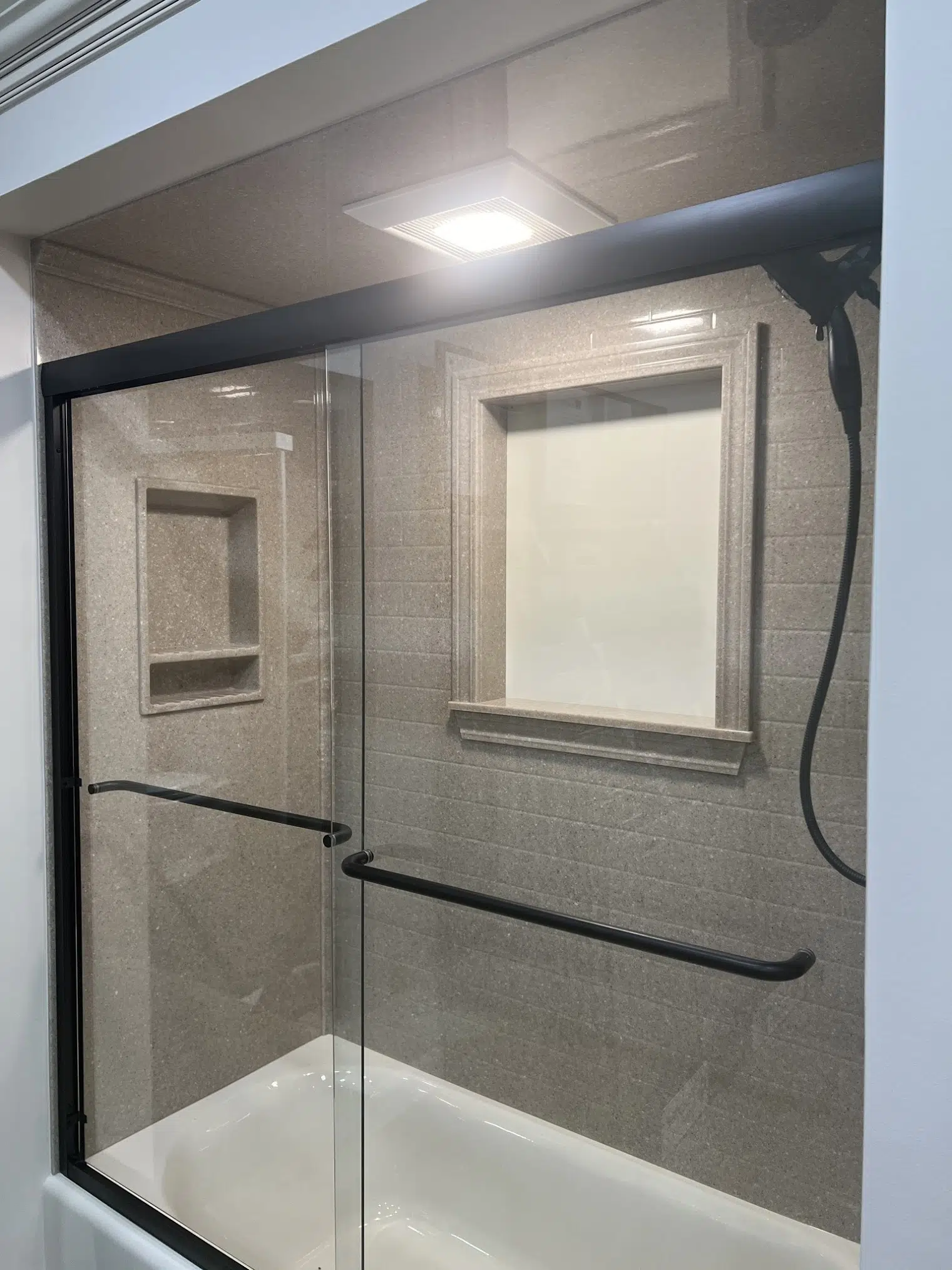 Onyx wall surround for a bathtub and shower combination